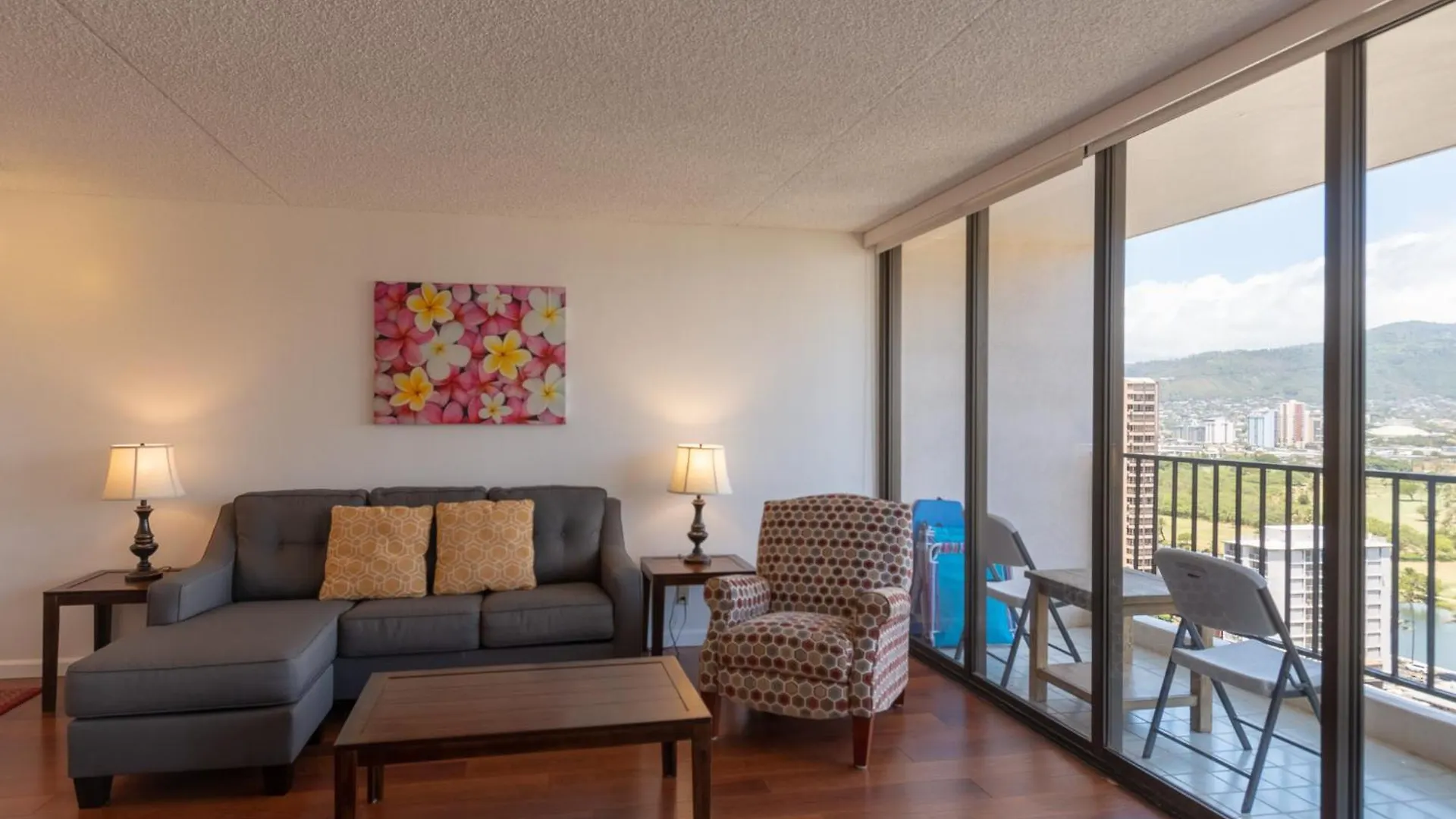 Апартаменты Waikiki Banyan Condo With Mountain Views Near Waikiki Beach, Free Parking Гонолулу
