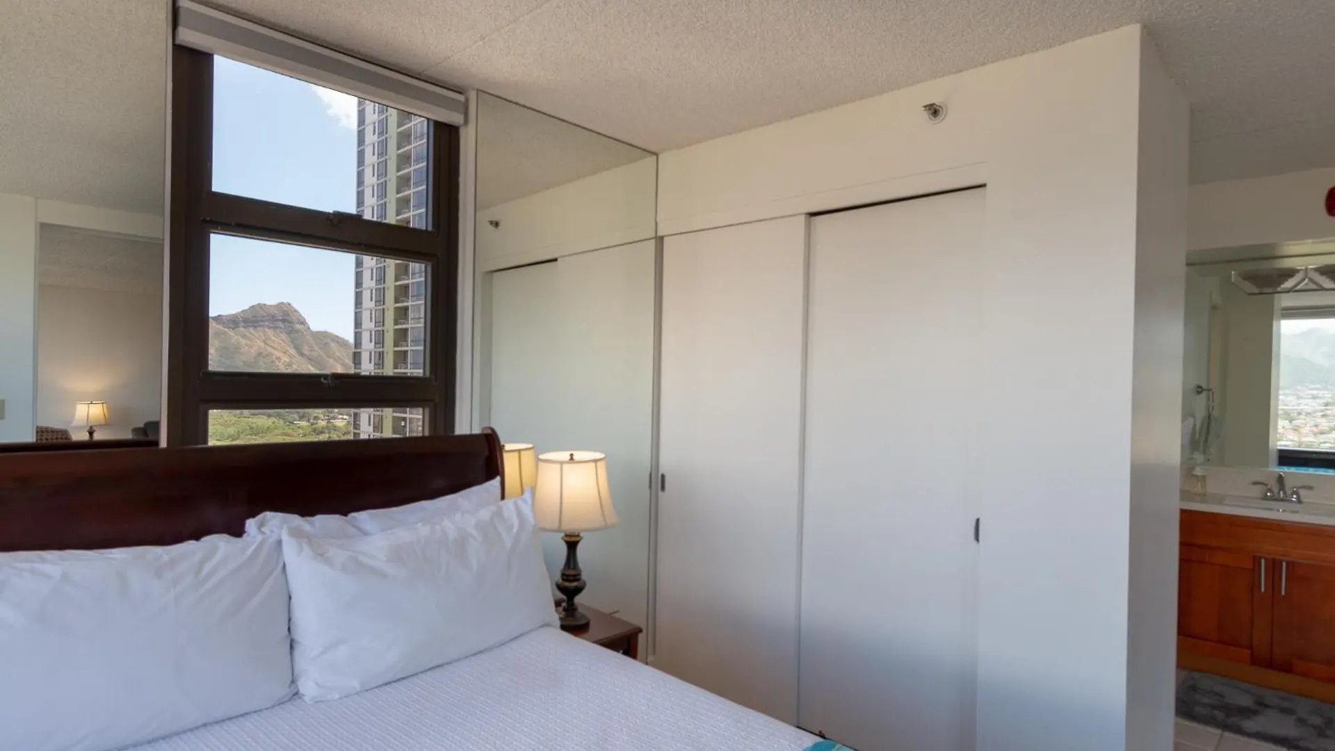 Waikiki Banyan Condo With Mountain Views Near Waikiki Beach, Free Parking Honolulu Lejlighed