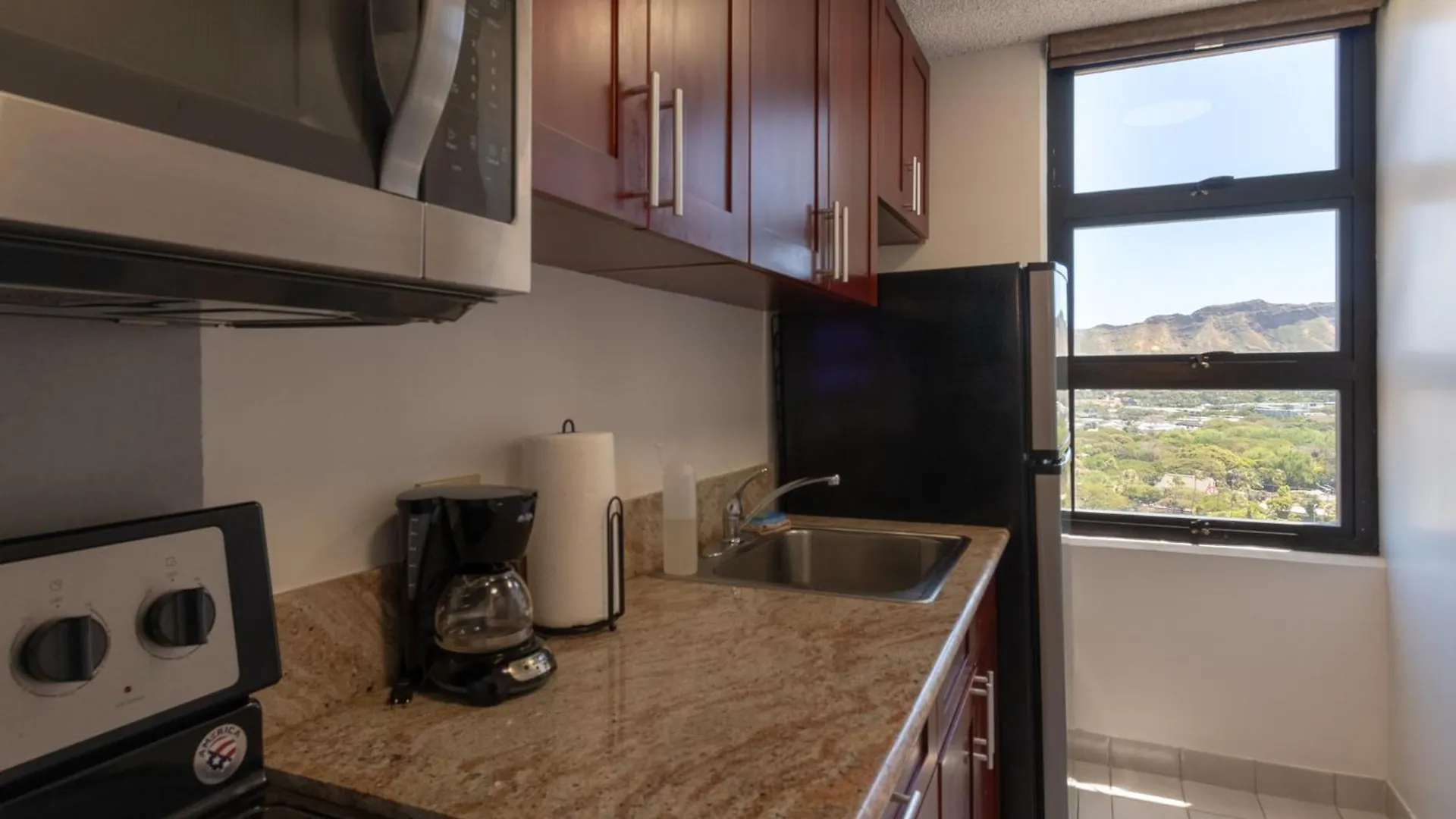 Waikiki Banyan Condo With Mountain Views Near Waikiki Beach, Free Parking Honolulu USA