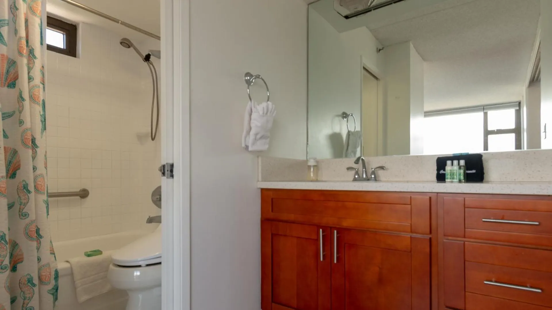 Waikiki Banyan Condo With Mountain Views Near Waikiki Beach, Free Parking Honolulu USA