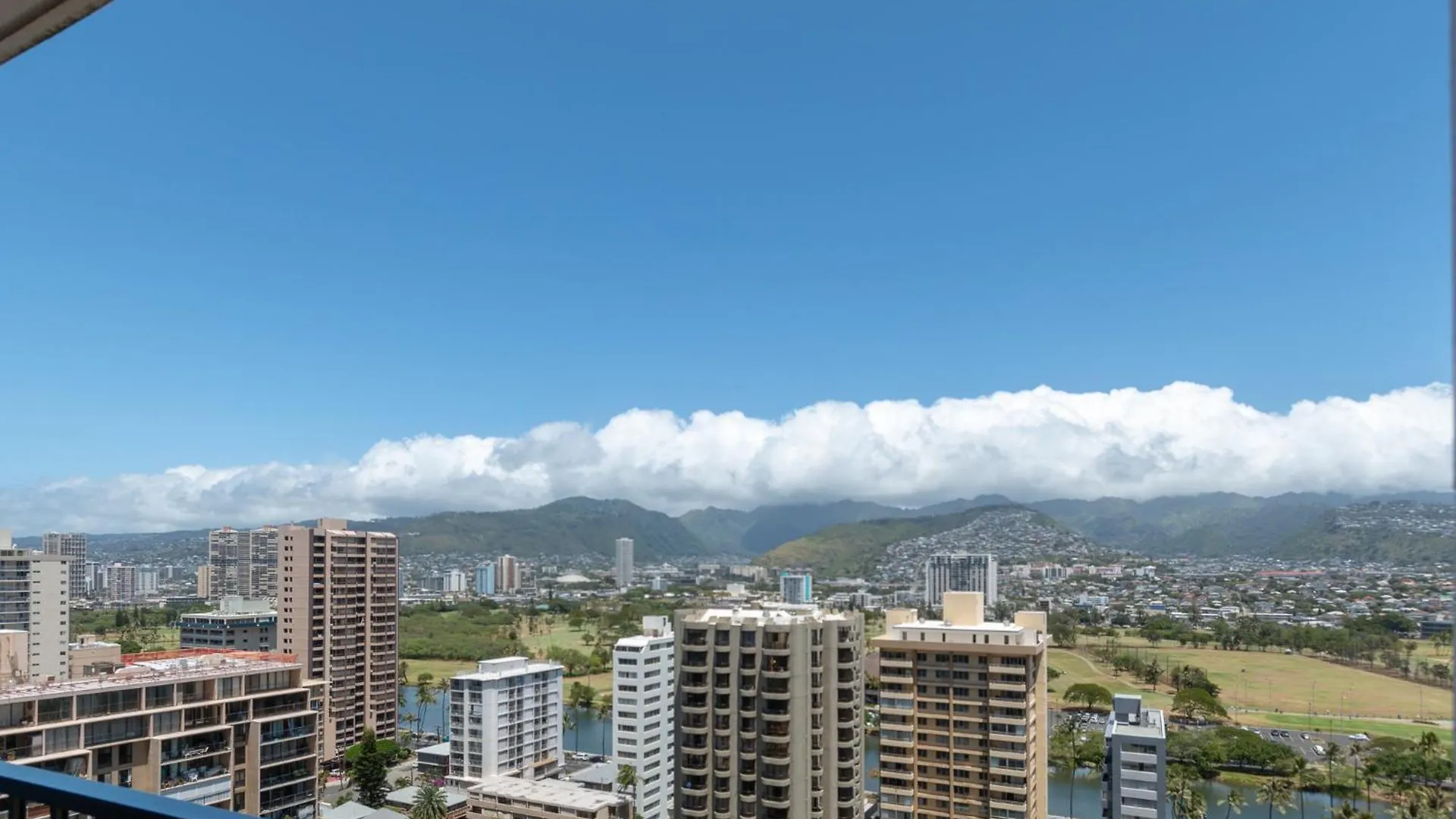 Waikiki Banyan Condo With Mountain Views Near Waikiki Beach, Free Parking Honolulu Lejlighed